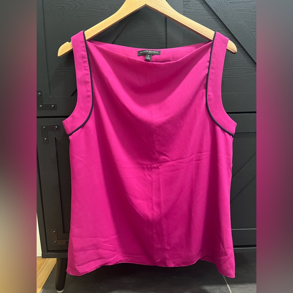 NWOT- Banana Republic fushia Pink sleeveless top with navy piping, lined. Size M